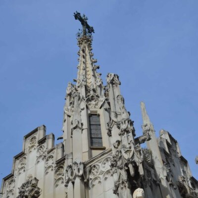 Prachtvolle Kirche auf dem Friedhof Montjuic © Serafinum.de