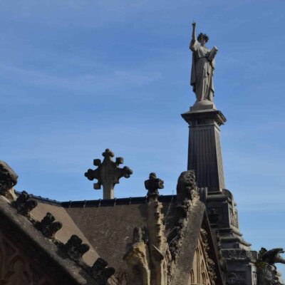 Friedhof Montjuic: Skulptur auf dem Dach einer Kirche © Serafinum.de