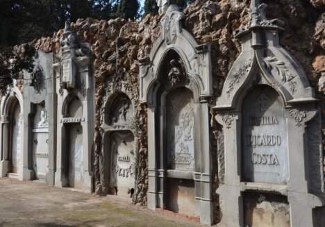 Friedhof Montjuic: Reihe großer Wandgräber © Serafinum.de