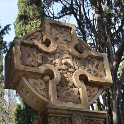 Friedhof Montjuic: Relief mit Kreuz © Serafinum.de