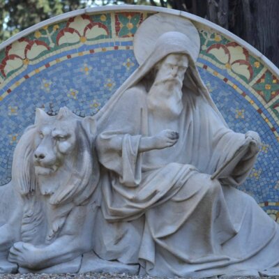 Friedhof Montjuic: Heiligenfigur mit Tier © Serafinum.de