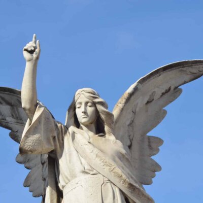 Friedhof Montjuic: Engelfigur mit erhobener Hand © Serafinum.de