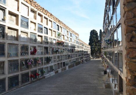 Friedhof Montjuic: Gang mit Wand-Urnengräbern © Serafinum.de