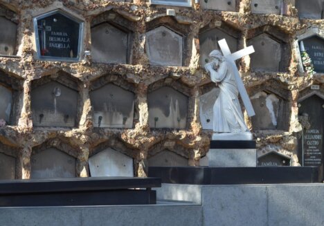 Friedhof Montjuic: Kleine Wandgräber mit Christusfigur © Serafinum.de