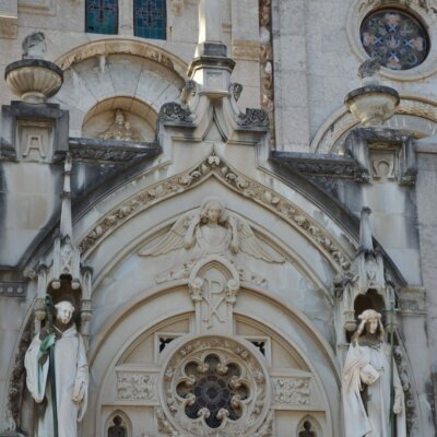 Friedhof Montjuic: Prunkvoll verzierte Kirche © Serafinum.de
