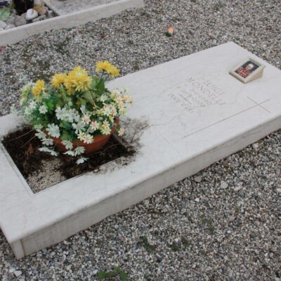 Friedhofskultur in Italien: Grabmal als Liegeplatte © Serafinum.de