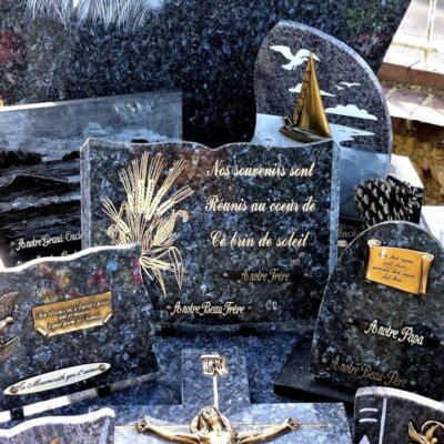 Friedhofskultur in Frankreich: Gedenktafeln mit Widmungen und Bronzeornamenten © Serafinum.de
