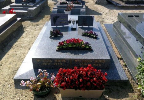 Friedhofskultur in Frankreich: Grabplatte mit Dekoration © Serafinum.de