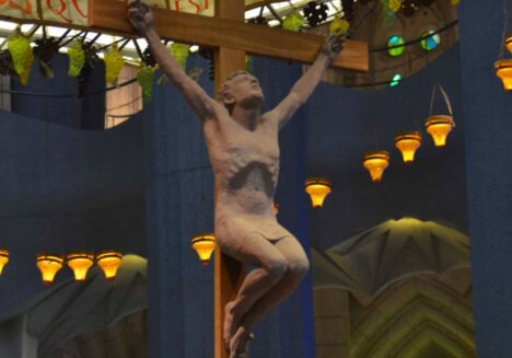 Jesusfigur über dem Altar der Sagrada Familia © Serafinum.de