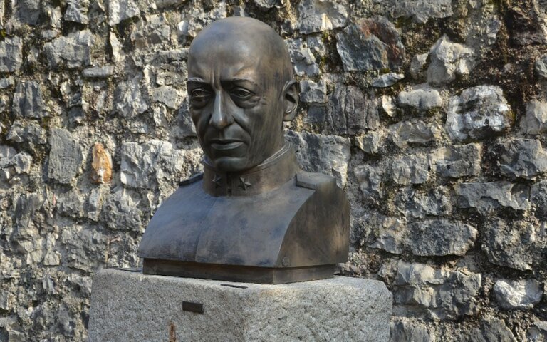 Imposantes Grabmal – Mausoleum des italienischen Schriftstellers Gabriele d’Annunzio