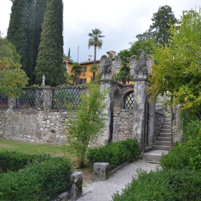 Garten mit Terrassenebenen zur Villa © Serafinum.de