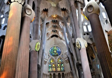 Weite Innenansicht der Sagrada Familia © Serafinum.de