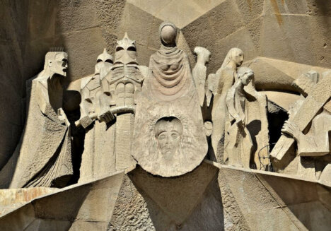Kreuzigung Jesu an der Außenfassade der Sagrada Familia © Serafinum.de