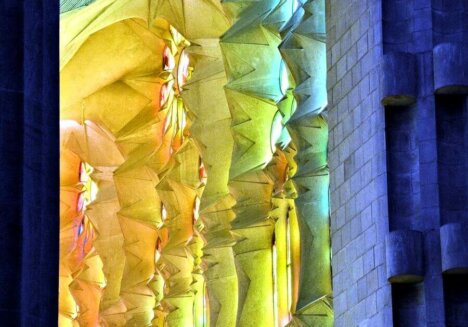 Außergewöhnliche Innenfassade für ein außergewöhnliches Lichtspiel in der Sagrada Familia © Serafinum.de