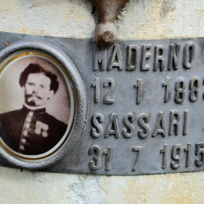 Gedenkplatte eines italienischen Hauptmanns mit Sterbedaten © Serafinum.de