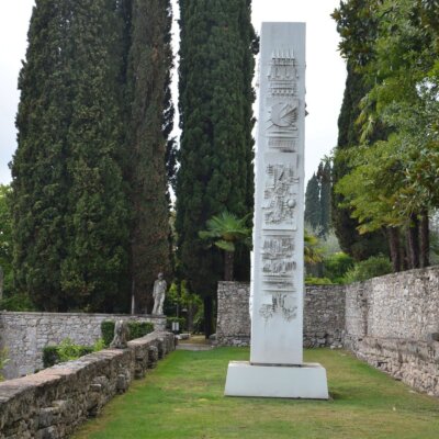 Helle Marmor Stele im Garten der Vittoriale degli italiani © Serafinum.de