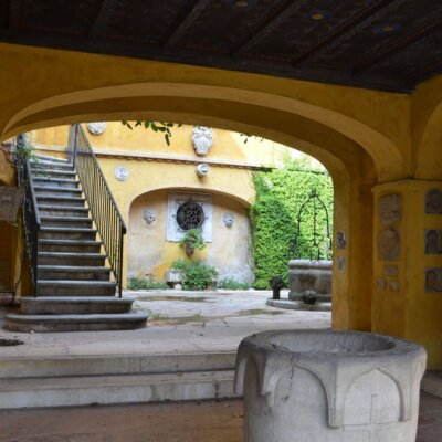 Innenhof mit Treppe der Villa D’Annunzio © Serafinum.de