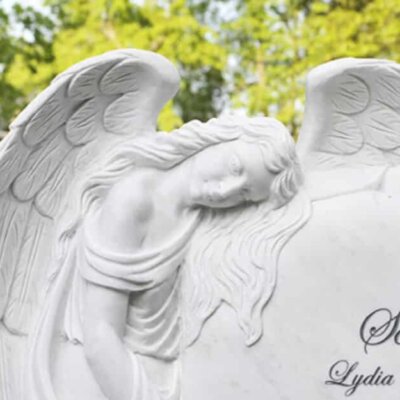Romantischer Grabstein-Stil mit weißem Engel © Serafinum.de