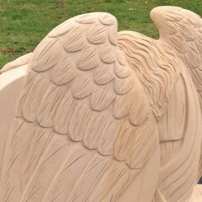 Rückansicht auf die Flügel dieses besonderen Grabsteins © Serafinum.de