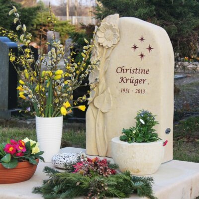 Urnengrab mit Vollabdeckung durch eine Grabplatte © Serafinum.de