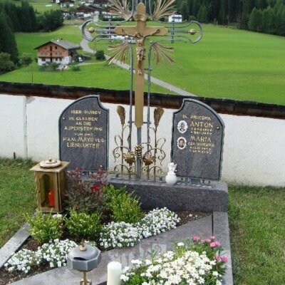 Klassisches Bronzekreuz aus Südtirol © Serafinum.de