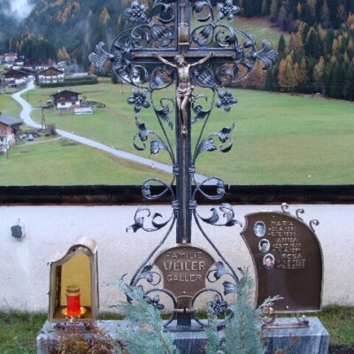 Antikes Grabkreuz mit Jesus-Figur vom Kunstschmied Steiermark © Serafinum.de