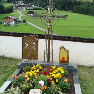 Individuelles Grabkreuz aus Schmiedeeisen in Tirol © Serafinum.de