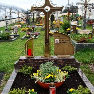Modernes Grabkreuz aus Bronze in Österreich © Serafinum.de