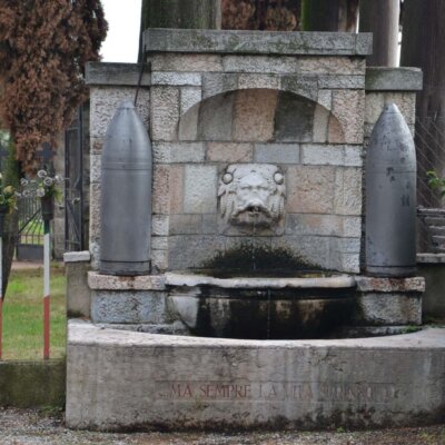Soldatenfriedhof in Italien: Brunnen mit Geschosshülsen © Serafinum.de