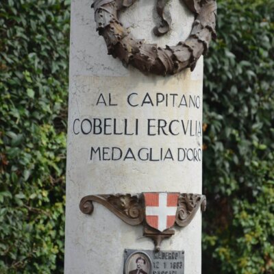 Soldatenfriedhof in Italien: Gedenkstele für einen italienischen Hauptmann © Serafinum.de