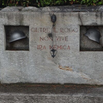 Soldatenfriedhof Italien: Schutzhelme beider Seiten am Weihwasserbecken © Serafinum.de