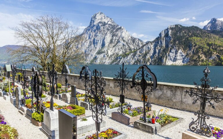 Traditionelle Grabgestaltung in Österreich mit Grabkreuzen