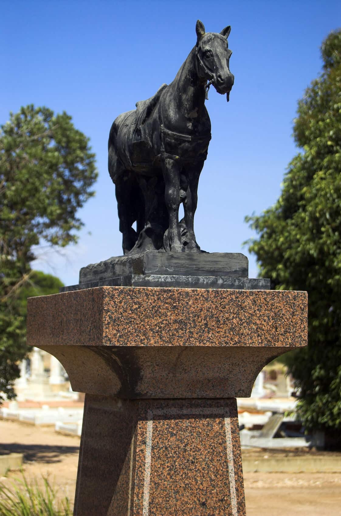 grabstein_pferd_skulptur_figur_bronze_stele