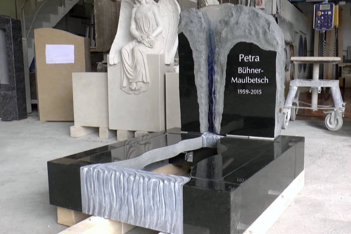 Video: Grabstein mit Wasserfall &bdquo;Aqua&ldquo; - Inklusive Einfassung