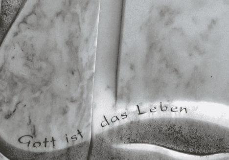 Marmor-Grabstein mit kurzer Inschrift © Serafinum.de