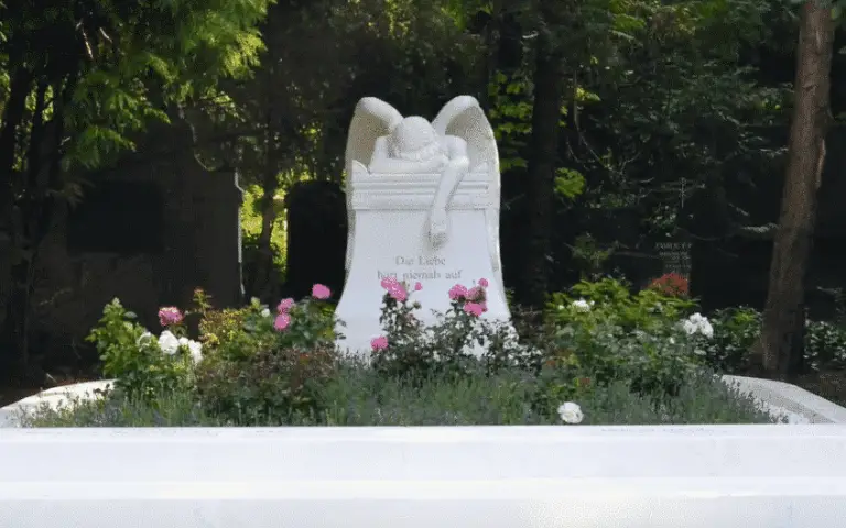 Video: Große Grabanlage aus weißem Marmor – Kundenstory