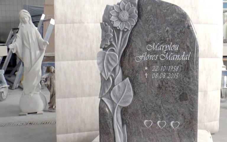 Video: „Florenzia“ – Grabstein mit Blumenmotiv