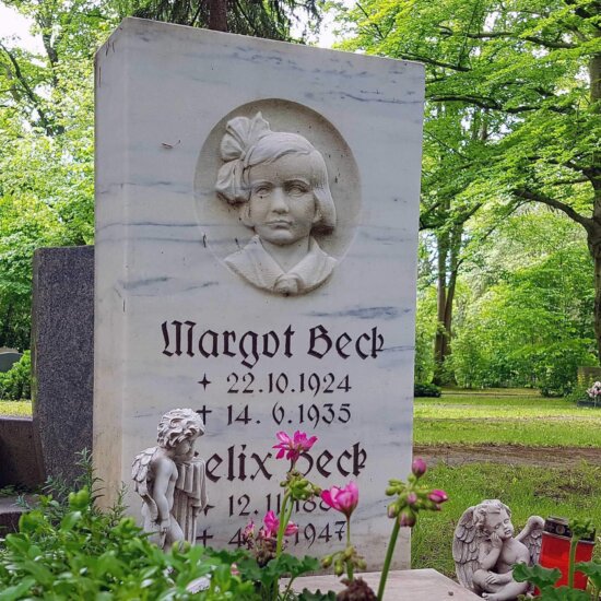 Kindergrabstein mit eingraviertem Gesicht © Serafinum.de
