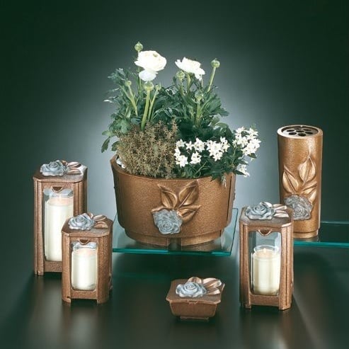 Hochwertige Grablaternen  Vasen  Figuren & Co. für eine stilvolle Grabgestaltung finden Sie in unserem Online Shop