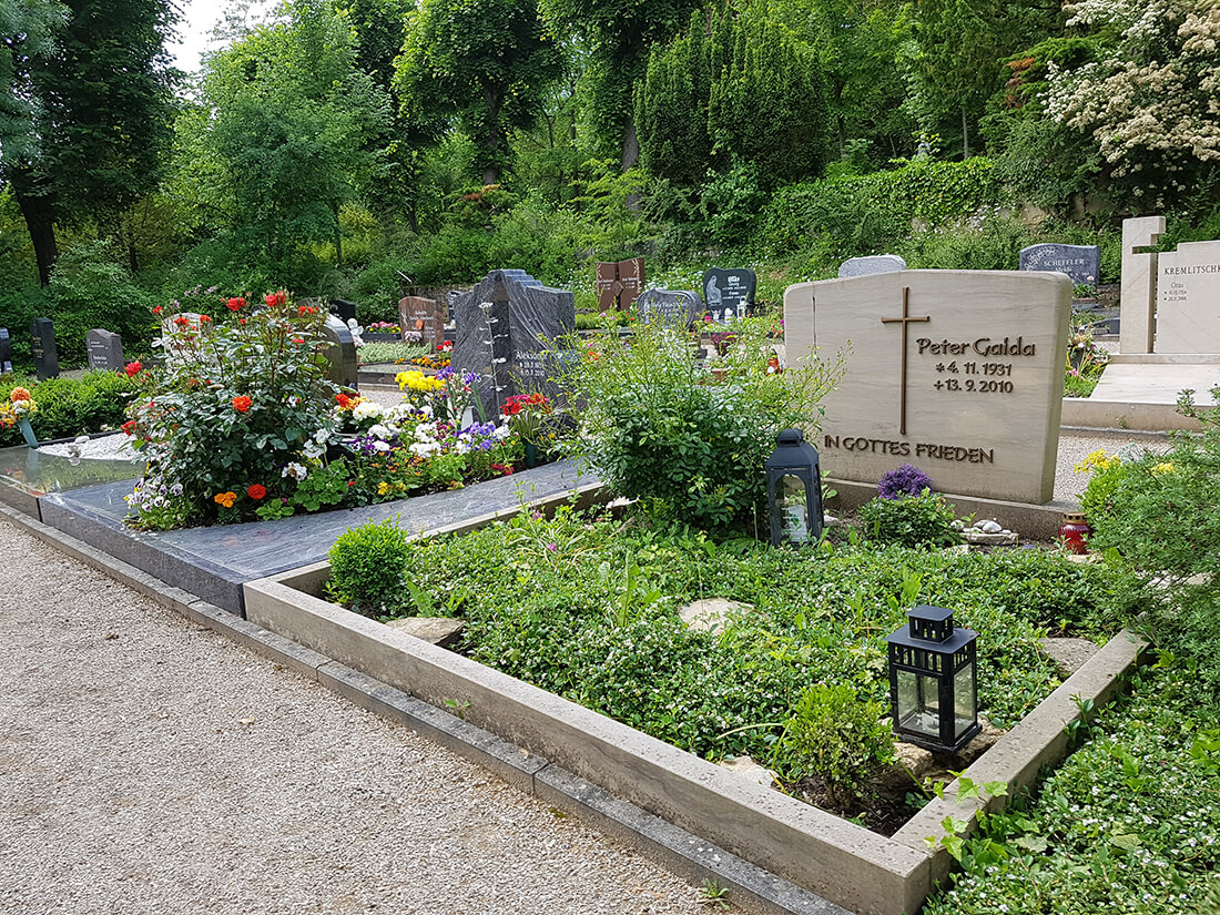 Die Friedhofsordnung sieht vor, dass sich ein Doppelgrab in das Gesamtbild aller Grabbeete einfügen sollte. 