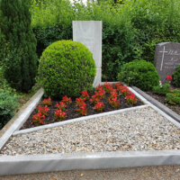 Grab Blumen und Kies