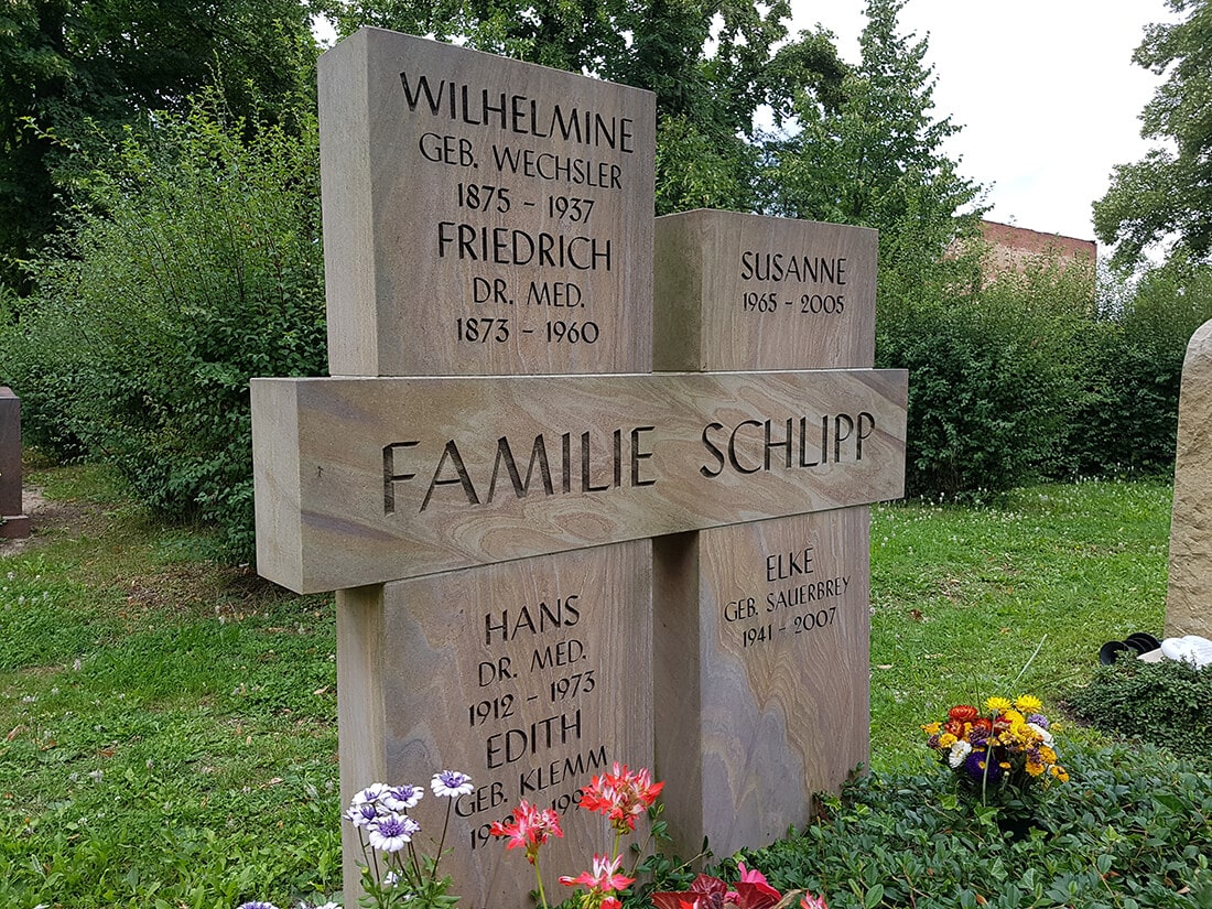Der Grabstein nimmt auf einem Doppelgrab eine zentrale Rolle ein. 