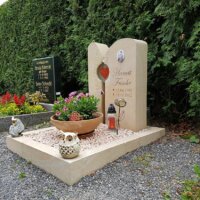 Grabbeet mit Kies und Figuren