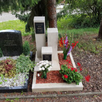 Grabstein drei Säulen