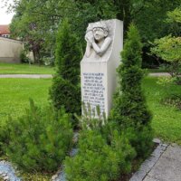 Grabstein mit Figur