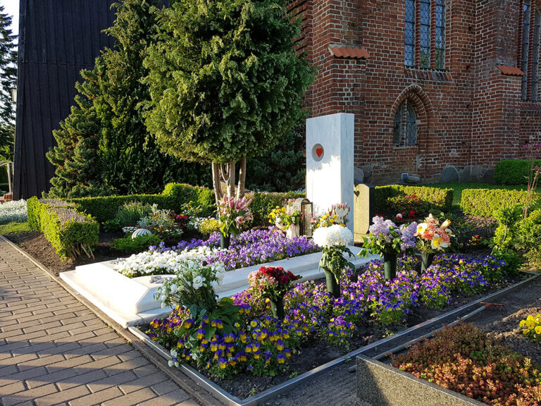 Moderne Grabgestaltung Mit Rindenmulch