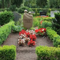 Grab umrahmt mit Hecke