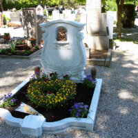 Grabstein schön umrandet