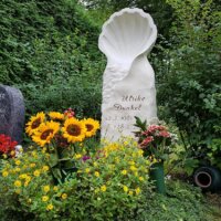 Grabstein mit Muschelelement