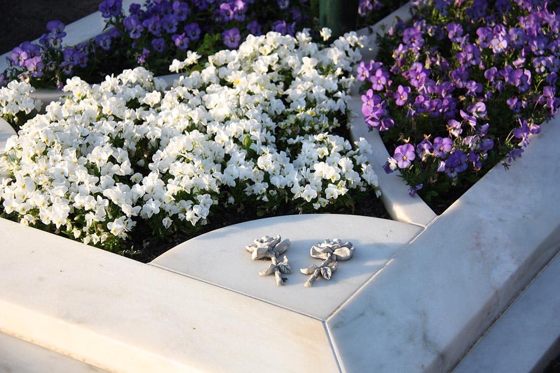 Grabsteine aus Marmor sind elegant und wirken edel. Grabsteine aus Marmor sind elegant und wirken edel.